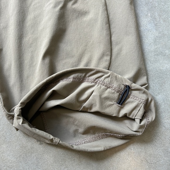 Mountain Hardwear Zip Off Travel & Hiking Pants - size 4 & 6 - Picture 3 of 8